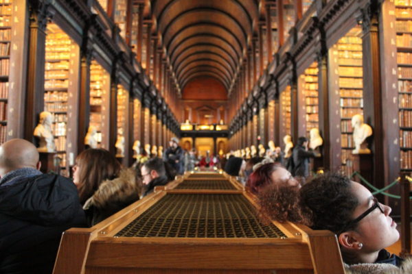 アイルランド ダブリンの観光地 トリニティカレッジ図書館の見どころを映像と共に ハルノのもう我慢できない